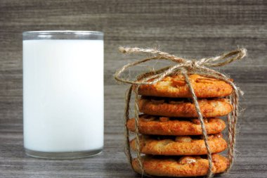 Şeker süt ile fıstıklı bisküvi.