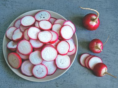 Turp dilimleri bir plaka üzerinde.