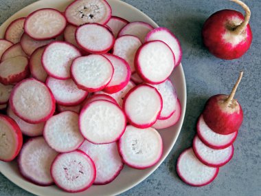 Turp dilimleri bir plaka üzerinde.