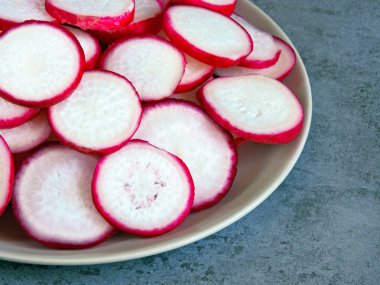 Turp dilimleri bir plaka üzerinde.