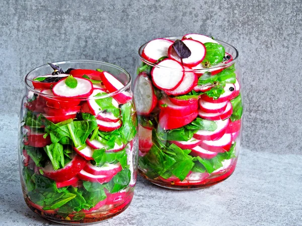 Saláta Jar Fitness Saláta Retek Spenót Rostot Tartalmazó Élelmiszerek — Stock Fotó