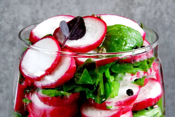 Ensalada Frasco Ensalada Fitness Con Rábano Espinacas Alimentos Que Contienen —  Fotos de Stock