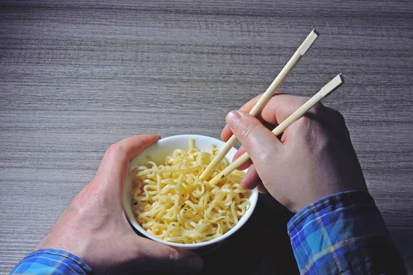 Erkekler Ellerini Erişte Yemek Çubukları Ile Tutun Çin Eriştesi Sopa — Stok fotoğraf
