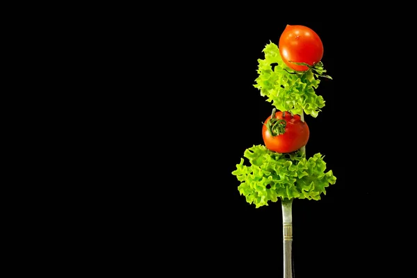 食品浮上 サラダの葉とフォークのチェリー トマト 成分は黒い背景に食品浮上 菜食主義者の概念 — ストック写真