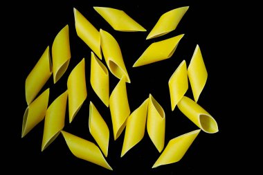 Siyah bir arka plan üzerine kaba pennoni makarna. İtalyan makarna.