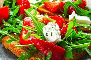 Fitness aperatif. Çilek ve roka tost. Beyaz peynir, çilek ve Yeşiller ile kullanışlı tost. Çilek ile açık sandviç.