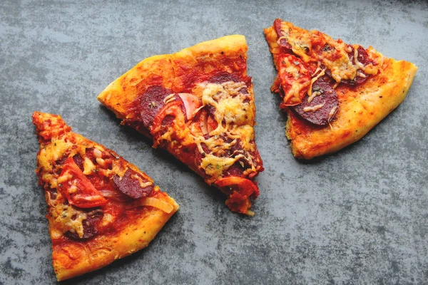 Friss Házi Pepperoni Pizza Egy Szürke Háttér — Stock Fotó