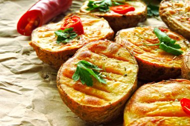 Lezzetli kokulu pembe sıcak fırında patates. Biber ve Yeşiller ile kızarmış patates.