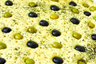 Pişirme işlemi focaccia zeytinli. Bir fırın tepsisine ham çeşitler.