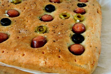 Ev yapımı focaccia fırından yeni çıkmış. Otlar ile İtalyan hamur işleri.