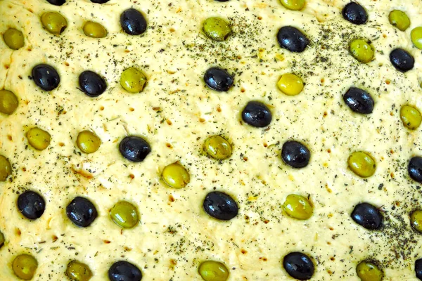 Gotowania Proces Focaccia Oliwkami Raw Focaccia Blachy Pieczenia — Zdjęcie stockowe