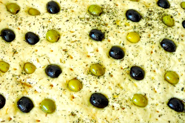 Focaccia Processo Cottura Con Olive Focaccia Cruda Una Teglia — Foto Stock