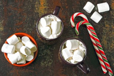 Beyaz marshmallow ile sıcak bir içecek. Şık bir eski püskü yüzey üzerinde Noel kanca. Şık yılbaşı aranjman beyaz hatmi, sıcak çikolata içmek ve Noel kanca ile.