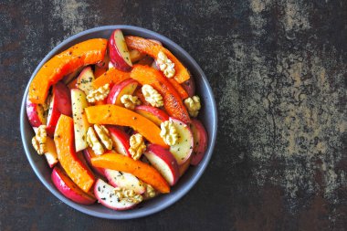 Kabak salatası elma ve ceviz. Kabak ve elma salatası tarifini. Vegan besleyici kabak salatası. Kabak ve fındık ile sağlıklı elma salatası.