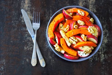 Kabak salatası elma ve ceviz. Kabak ve elma salatası tarifini. Vegan besleyici kabak salatası. Kabak ve fındık ile sağlıklı elma salatası.