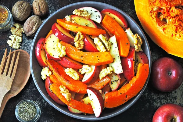 Kabak salatası elma ve ceviz. Kabak ve elma salatası tarifini. Vegan besleyici kabak salatası. Kabak ve fındık ile sağlıklı elma salatası.