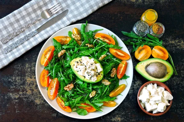 Gesunder Fitness Salat Mit Rucola Avocado Feta Und Gelben Kirschtomaten — Stockfoto