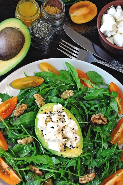 Gesunder Fitness Salat Mit Rucola Avocado Feta Und Gelben Kirschtomaten — Stockfoto