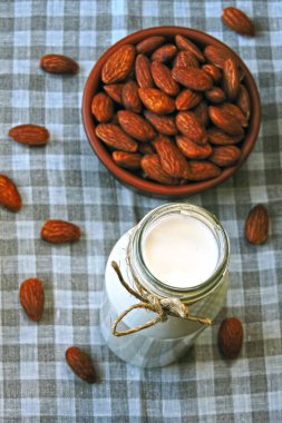 Keto içki. Badem sütü ve bir kase içinde çiğ badem. Vegan süt. Diyet süt. Keto diyet. 