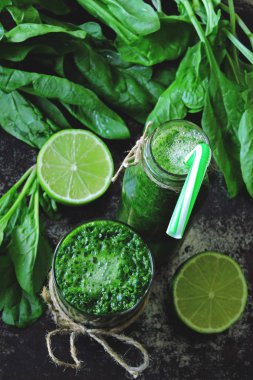 Limon suyu ile ıspanak güler yüzlü. Ispanak ve kireç ile içki detoks. Ispanak içmek için iyi bir rakam. Ispanak ile kavram Vegan Detoks güler yüzlü Detoks.