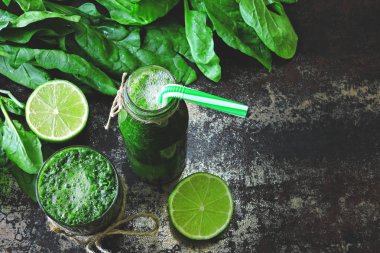 Limon suyu ile ıspanak güler yüzlü. Ispanak ve kireç ile içki detoks. Ispanak içmek için iyi bir rakam. Ispanak ile kavram Vegan Detoks güler yüzlü Detoks.