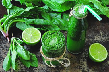 Limon suyu ile ıspanak güler yüzlü. Ispanak ve kireç ile içki detoks. Ispanak içmek için iyi bir rakam. Ispanak ile kavram Vegan Detoks güler yüzlü Detoks.