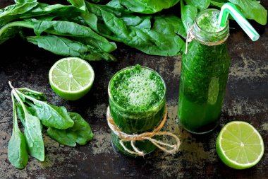 Limon suyu ile ıspanak güler yüzlü. Ispanak ve kireç ile içki detoks. Ispanak içmek için iyi bir rakam. Ispanak ile kavram Vegan Detoks güler yüzlü Detoks.