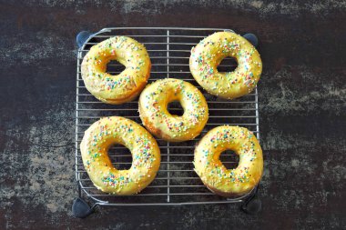 Soğutma ızgara üzerinde toz taze çörek.