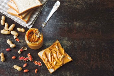 Fıstık ezmesi ve fıstık ezmesi. Vejetaryen yemeği. Keto atıştırmalığı. Sebze protein konsepti.