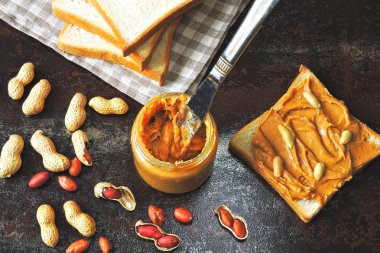 Fıstık ezmesi ve fıstık ezmesi. Vejetaryen yemeği. Keto atıştırmalığı. Sebze protein konsepti.