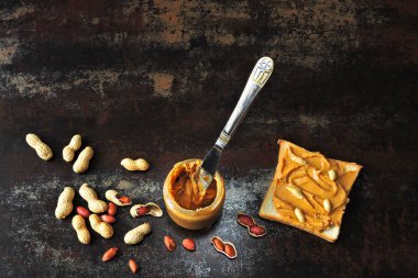 Fıstık ezmesi ve fıstık ezmesi. Vejetaryen yemeği. Keto atıştırmalığı. Sebze protein konsepti.