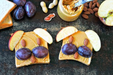 Fıstık ezmesi ve meyve ile hayvan yüz tost. Çocuklar için sağlıklı kahvaltı.