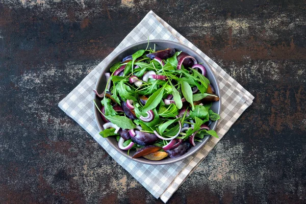 Egészséges Saláta Rukkolával Szilva Kék Hagyma Egy Tálba Egy Stílusos — Stock Fotó