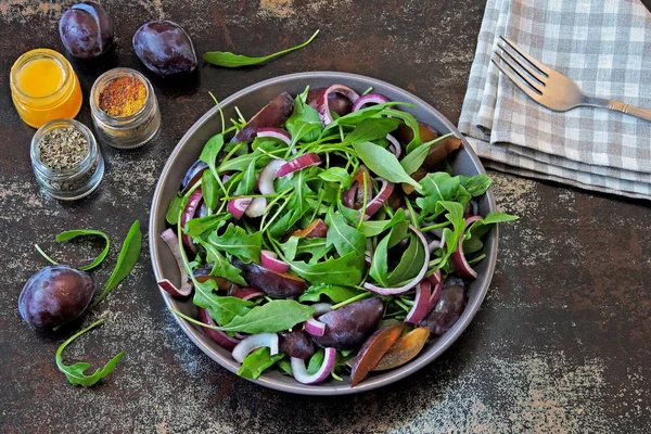 Frisk Sallad Med Ruccola Plommon Och Blå Lök Skål Elegant — Stockfoto