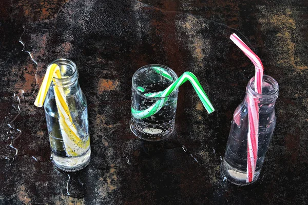 Мінеральна Вода Скляних Пляшках Склі Пити Пляшкову Воду Коктейльними Трубками — стокове фото