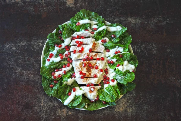 Egészséges Zöld Saláta Római Saláta Pulykamell Gránátalma Joghurt Mártással Superfoods — Stock Fotó