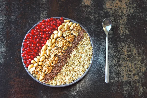 素食餐食 亚麻籽和石榴 健康的早餐或小吃 健康美丽的饭菜的概念 健身早餐 — 图库照片