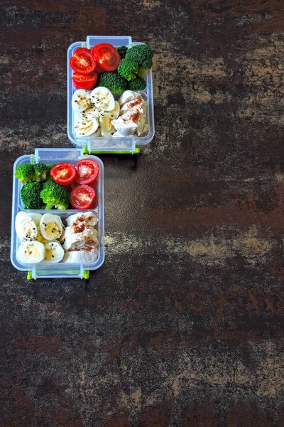 Cajas Almuerzo Con Una Comida Saludable Verduras Huevos Codorniz Pechuga —  Fotos de Stock