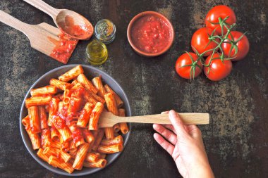 Bir kase taze domates soslu makarna çeşitleri. Vegan kase domates soslu makarna ile.