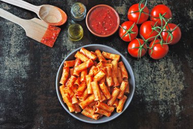 Bir kase taze domates soslu makarna çeşitleri. Vegan kase domates soslu makarna ile.