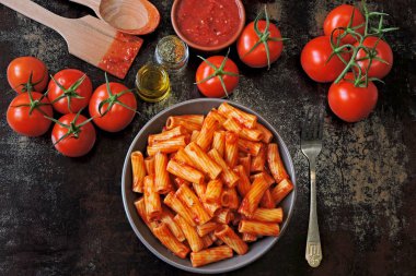 Bir kase taze domates soslu makarna çeşitleri. Vegan kase domates soslu makarna ile.