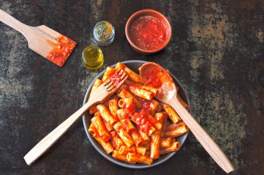 Bir kase taze domates soslu makarna çeşitleri. Vegan kase domates soslu makarna ile.