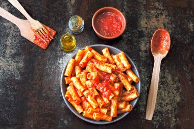 Bir kase taze domates soslu makarna çeşitleri. Vegan kase domates soslu makarna ile.