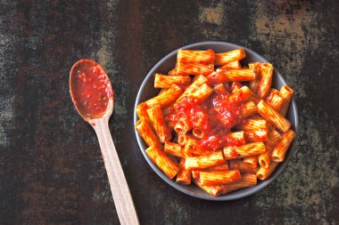 Bir kase taze domates soslu makarna çeşitleri. Vegan kase domates soslu makarna ile.