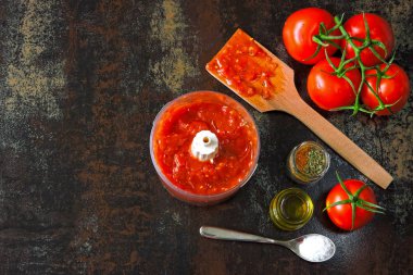 Taze ev yapımı domates sosu yaptı. Düz yatıyordu. bir kavanoz içinde domates sosu. Üstten Görünüm.