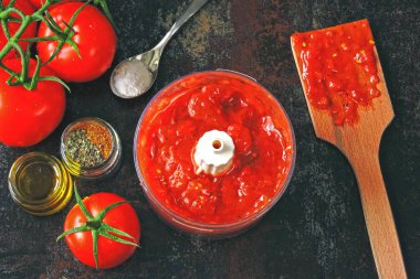 Taze ev yapımı domates sosu yaptı. Düz yatıyordu. bir kavanoz içinde domates sosu. Üstten Görünüm.