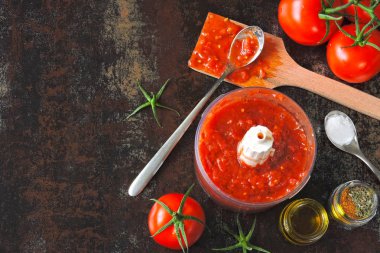 Taze ev yapımı domates sosu yaptı. Düz yatıyordu. bir kavanoz içinde domates sosu. Üstten Görünüm.
