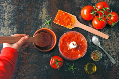 Taze ev yapımı domates sosu yaptı. Düz yatıyordu. bir kavanoz içinde domates sosu. Üstten Görünüm.