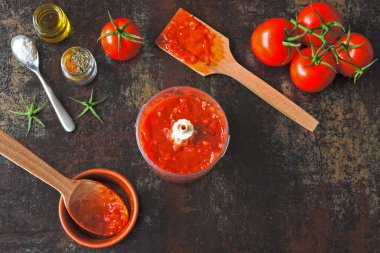 Taze ev yapımı domates sosu yaptı. Düz yatıyordu. bir kavanoz içinde domates sosu. Üstten Görünüm.