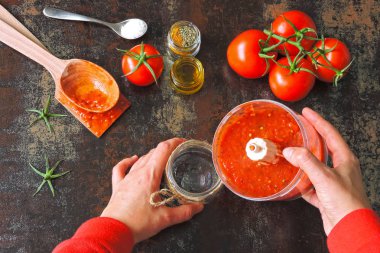 Taze ev yapımı domates sosu yaptı. Düz yatıyordu. bir kavanoz içinde domates sosu. Üstten Görünüm.